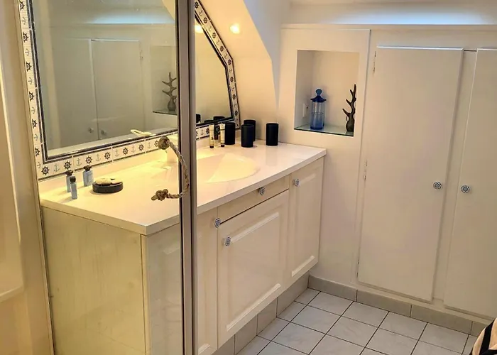 Grande Bord De Villa